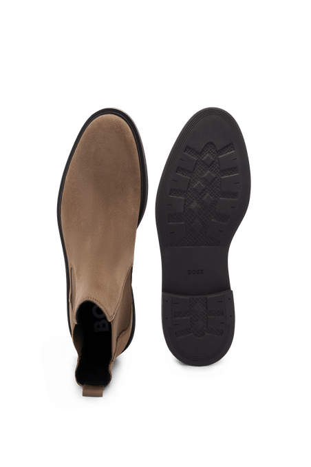 BOTAS ESTILO CHELSEA CON DETALLE DE LA MARCA HOMBRE