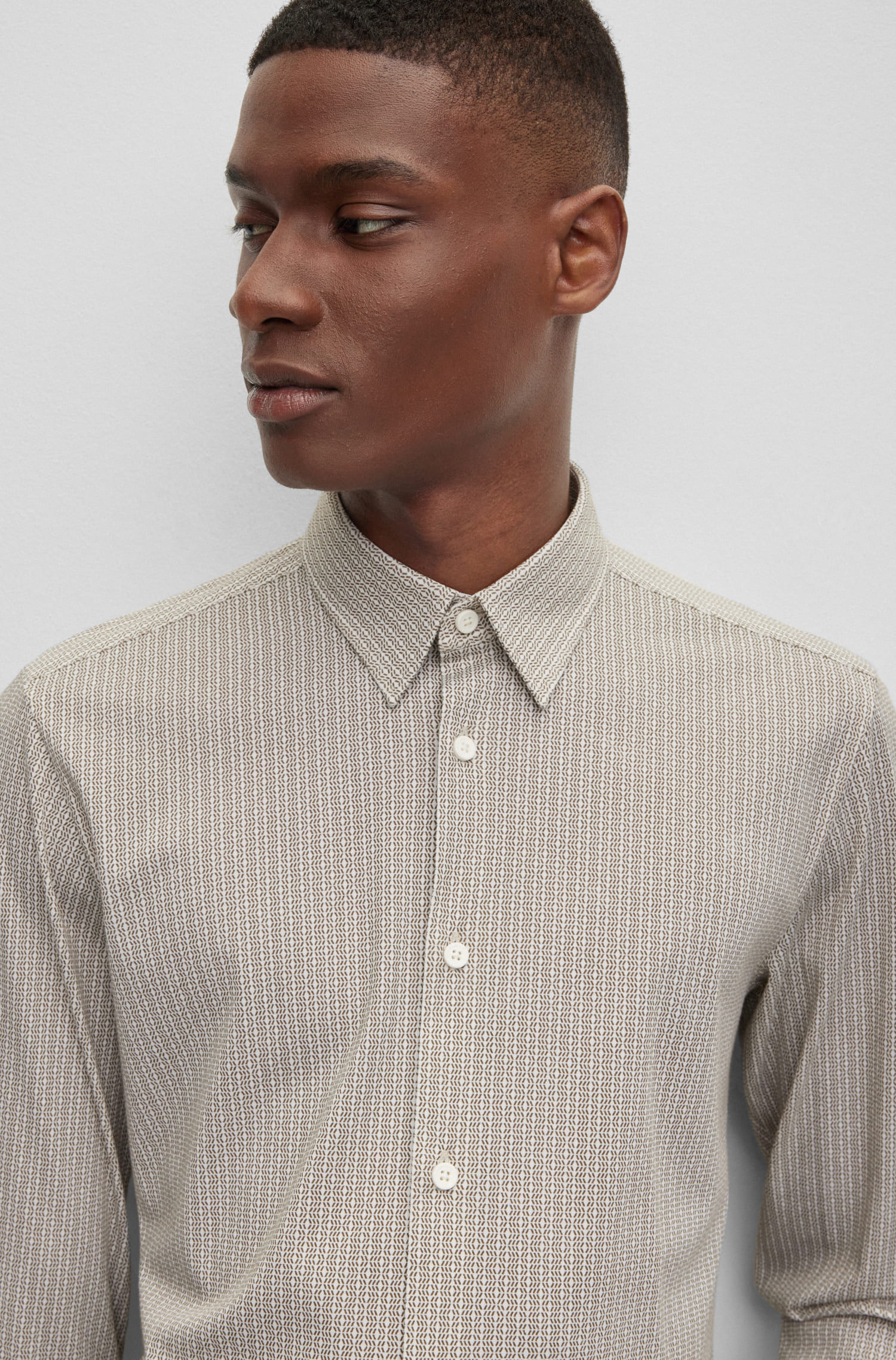 CAMISA SLIM FIT DE TEJIDO ELÁSTICO HOMBRE