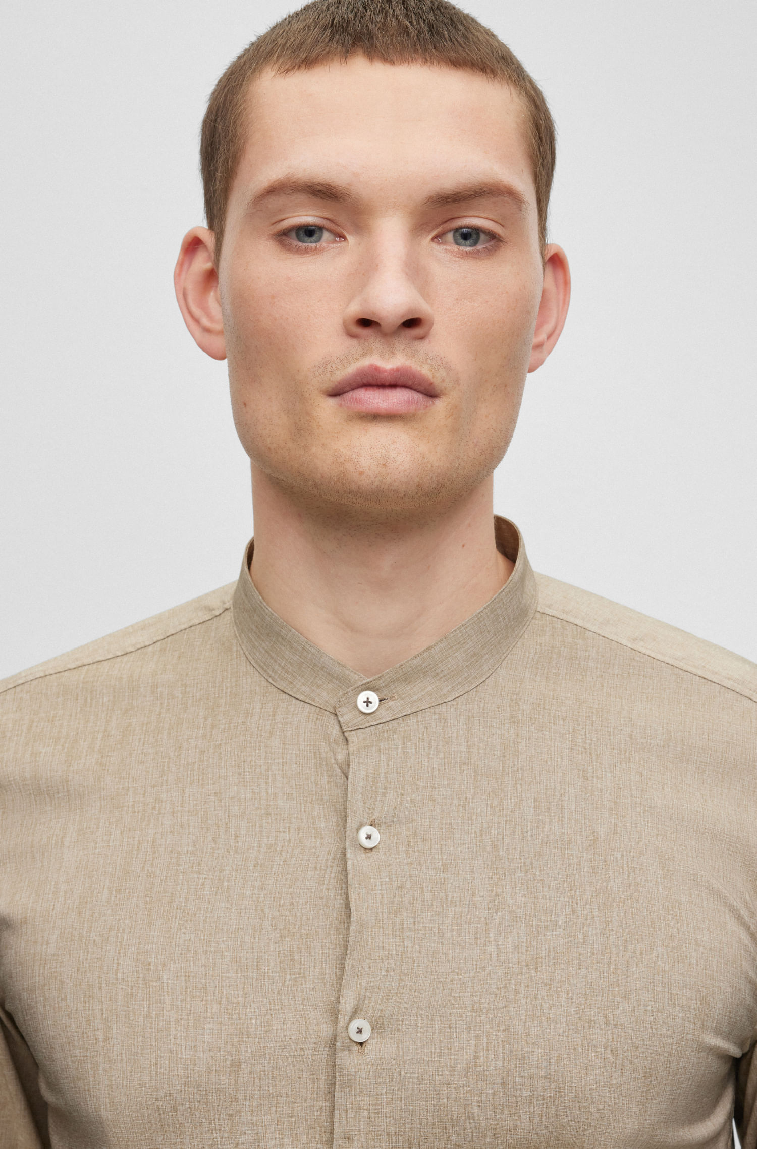 CAMISA SLIM FIT CON CUELLO ALZADO EN TEJIDO ELÁSTICO HOMBRE