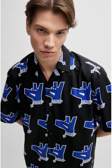 CAMISA RELAXED FIT CON ESTAMPADO DE LA MARCA HOMBRE