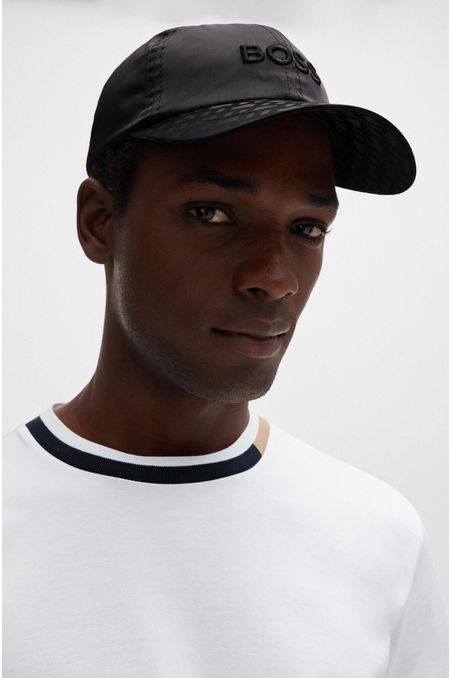 GORRA DE SATÉN CON LOGO BORDADO Y VISERA CON MONOGRAMA HOMBRE