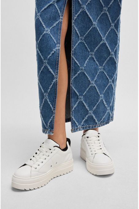 TENIS CON SUELA DE PLATAFORMA, BANDERA CON LOGO Y DETALLES DE LA MARCA MUJER
