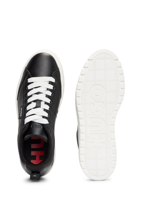 TENIS CON SUELA DE PLATAFORMA, BANDERA CON LOGO Y DETALLES DE LA MARCA MUJER