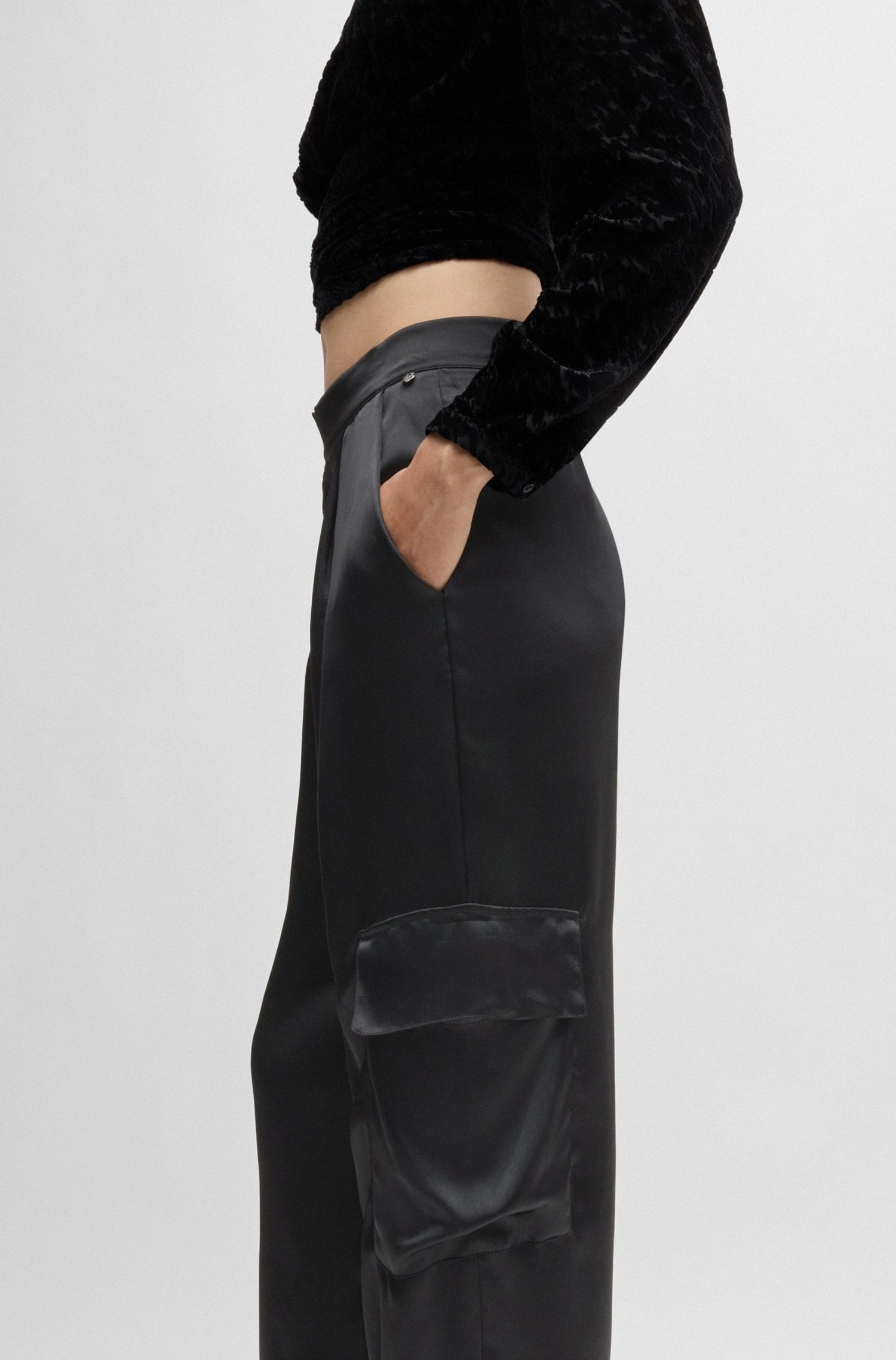 PANTALONES CARGO DE CORTE RECTO EN SATÉN CON BAJOS AJUSTABLES MUJER