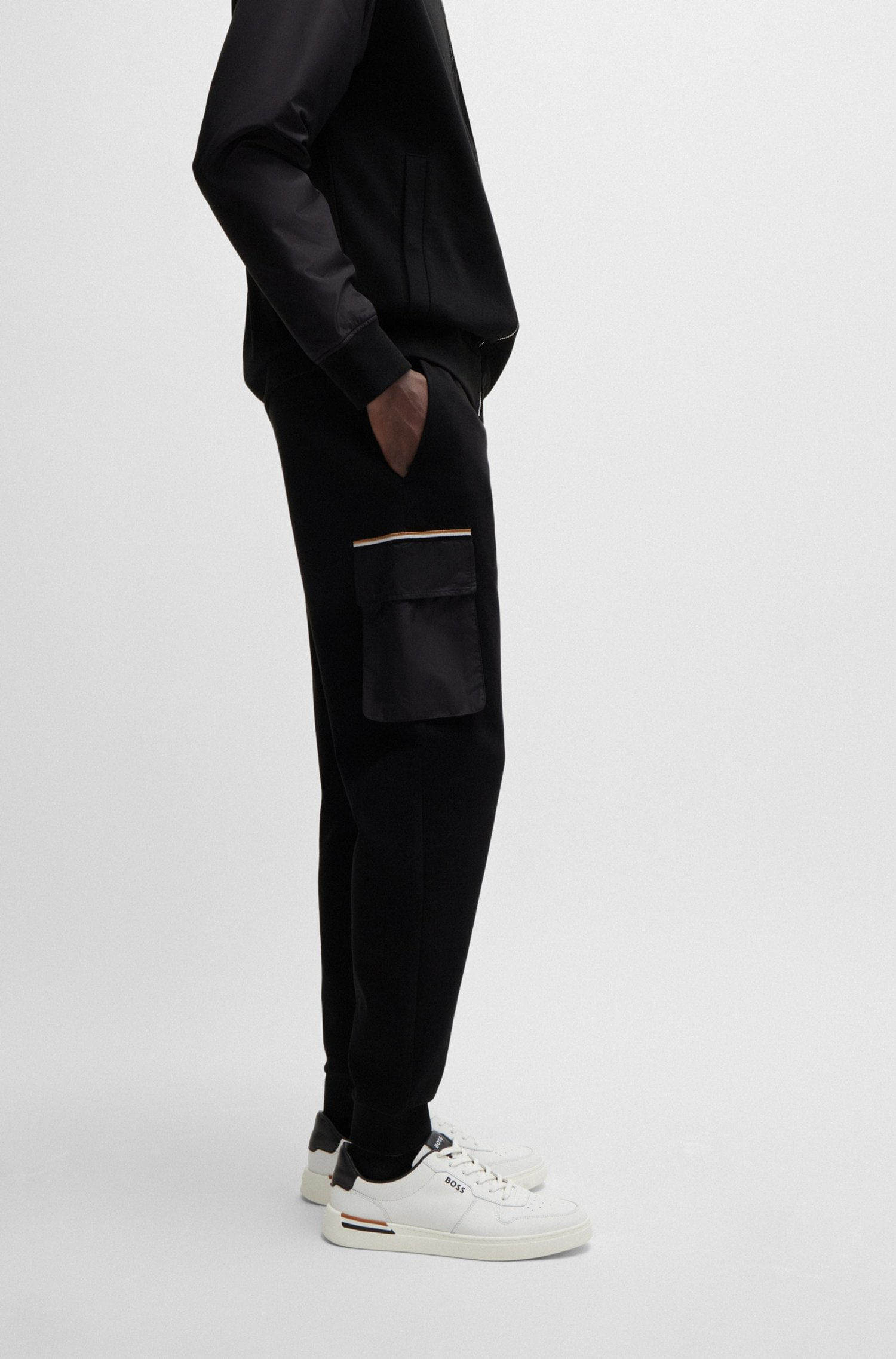 PANTALONES DE SUDADERA REGULAR FIT DE ALGODÓN CON BOLSILLOS EN CONTRASTE HOMBRE