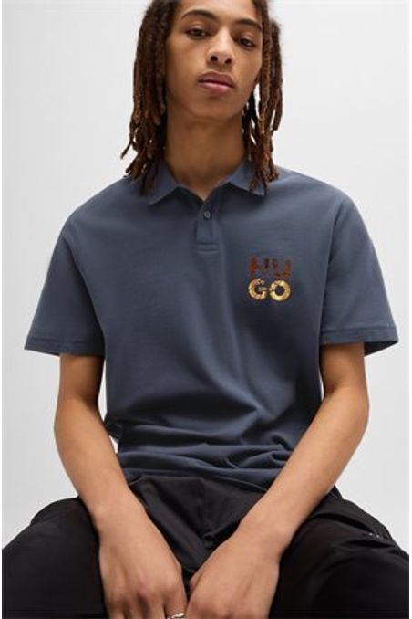 POLO DE ALGODÓN REGULAR FIT CON ESTAMPADO GRÁFICO Y LOGO HOMBRE