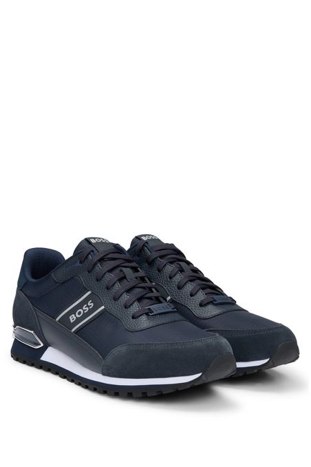 TENIS EN MEZCLA DE MATERIALES CON CORDONES Y RIBETES LATERALES HOMBRE