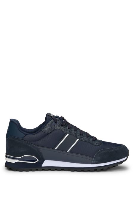 TENIS EN MEZCLA DE MATERIALES CON CORDONES Y RIBETES LATERALES HOMBRE