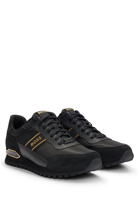 TENIS EN MEZCLA DE MATERIALES CON CORDONES Y RIBETES LATERALES HOMBRE