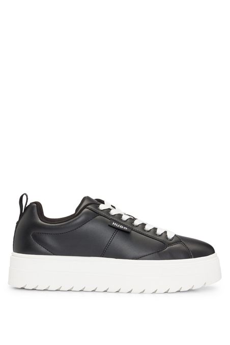 TENIS CASUALES CON SUELA DE PLATAFORMA, BANDERA CON LOGO Y DETALLES DE LA MARCA MUJER