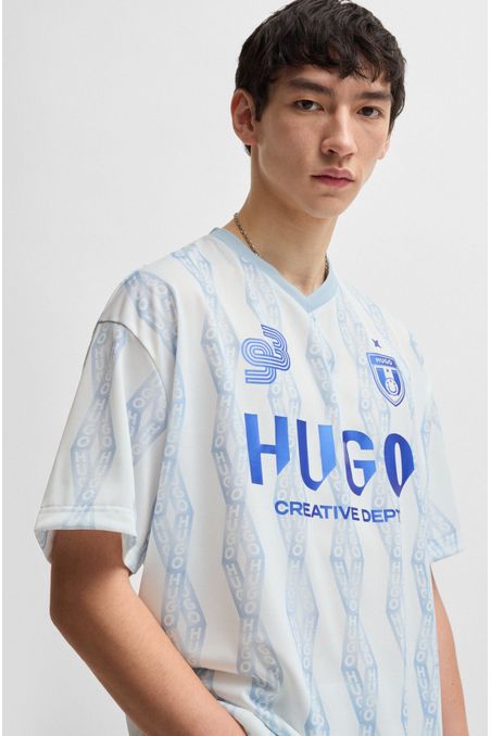 CAMISETA OVERSIZE FIT CON ILUSTRACIÓN INSPIRADA EN EL FÚTBOL HOMBRE