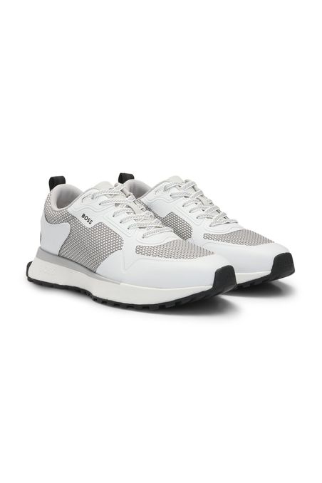 TENIS DE MEZCLA DE MATERIALES CON DETALLES DE MALLA Y DE LA MARCA HOMBRE
