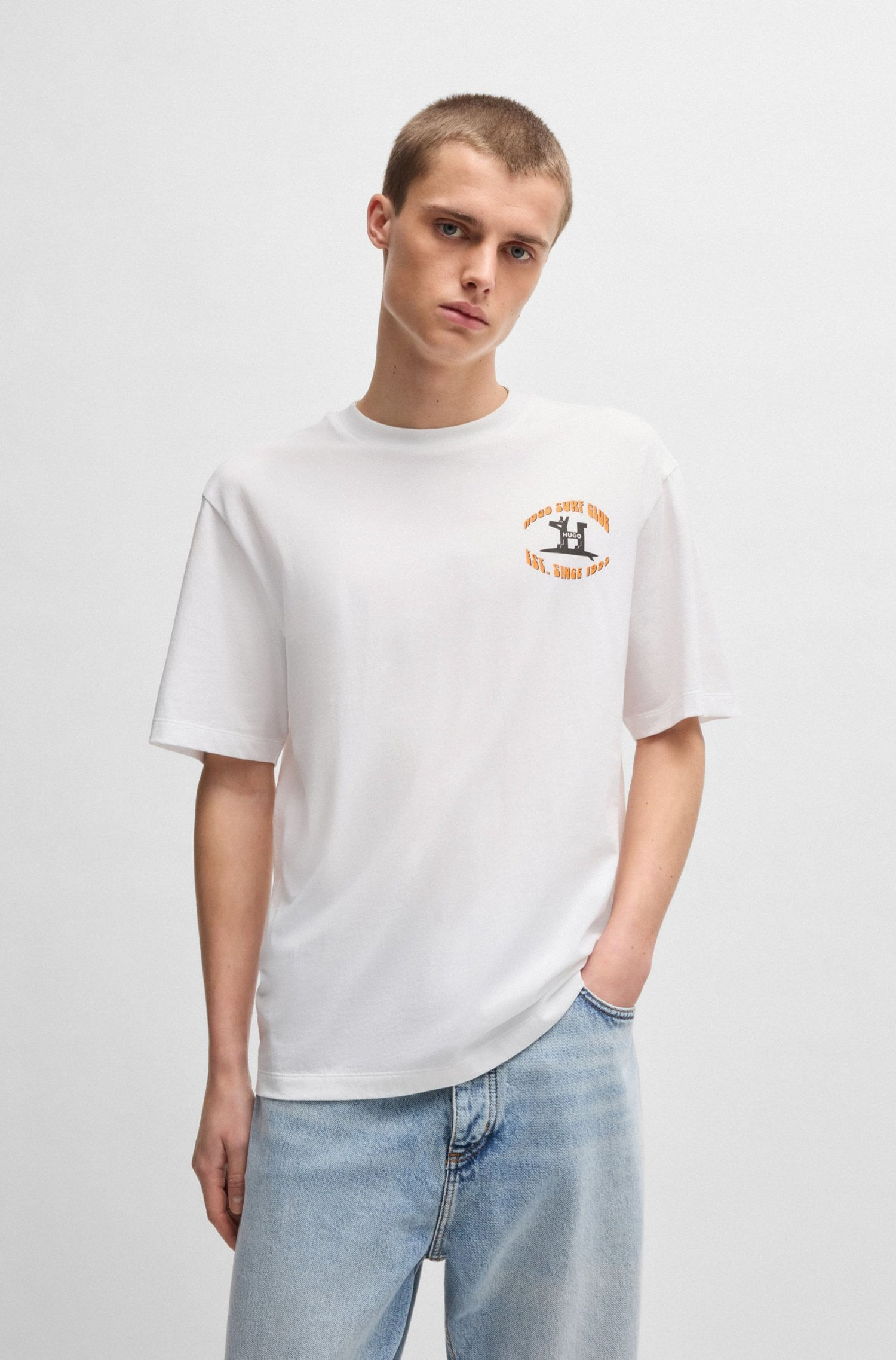 CAMISETA REGULAR FIT DE PUNTO DE ALGODÓN CON ILUSTRACIÓN DE SURF HOMBRE