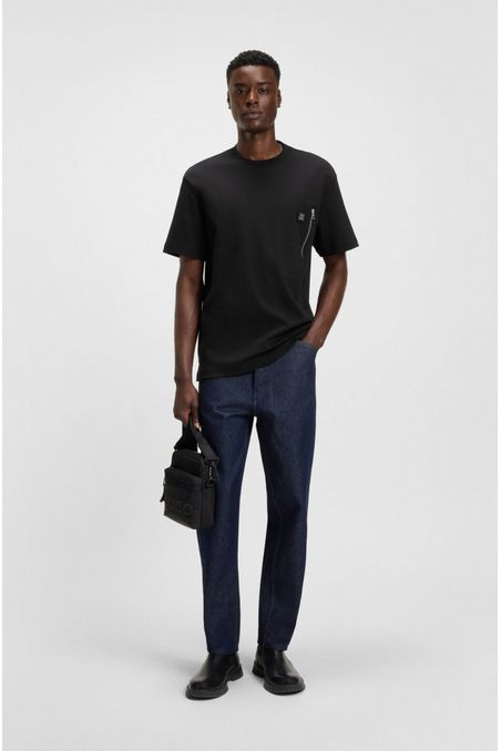 CAMISETA DE ALGODÓN INTERLOCK CON BOLSILLO CON CREMALLERA PLAYERA RELAXED FIT HOMBRE