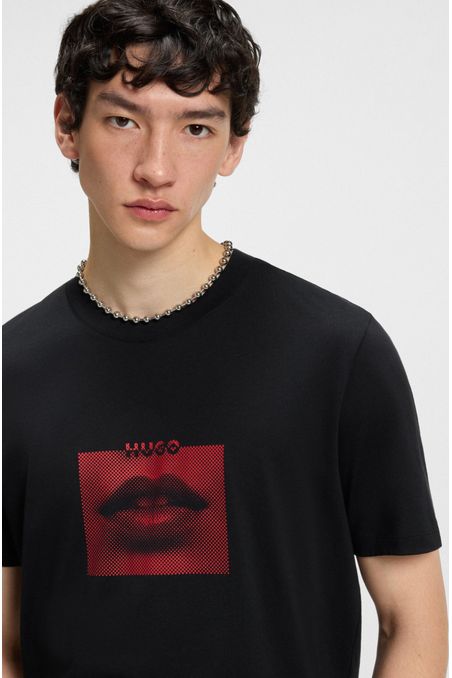 CAMISETA DE PUNTO DE ALGODÓN CON ILUSTRACIÓN DE LABIOS PLAYERA REGULAR FIT HOMBRE