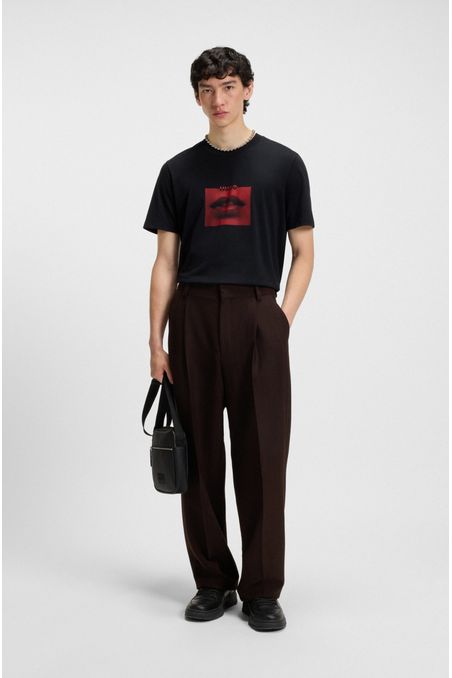 CAMISETA DE PUNTO DE ALGODÓN CON ILUSTRACIÓN DE LABIOS PLAYERA REGULAR FIT HOMBRE
