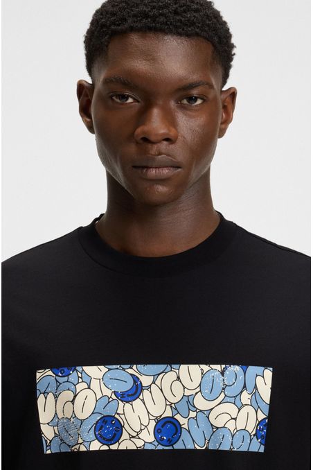 CAMISETA DE PUNTO DE ALGODÓN CON ILUSTRACIÓN DE LOGOTIPO ESTAMPADA PLAYERA REGULAR FIT HOMBRE