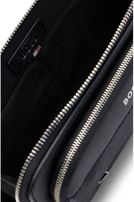 BOLSO CRUZADO CON ESTRUCTURA Y RIBETES DE LA MARCA BOLSO CRUZADA HOMBRE