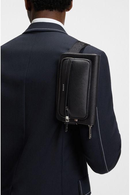 BOLSO CRUZADO CON ESTRUCTURA Y RIBETES DE LA MARCA BOLSO CRUZADA HOMBRE