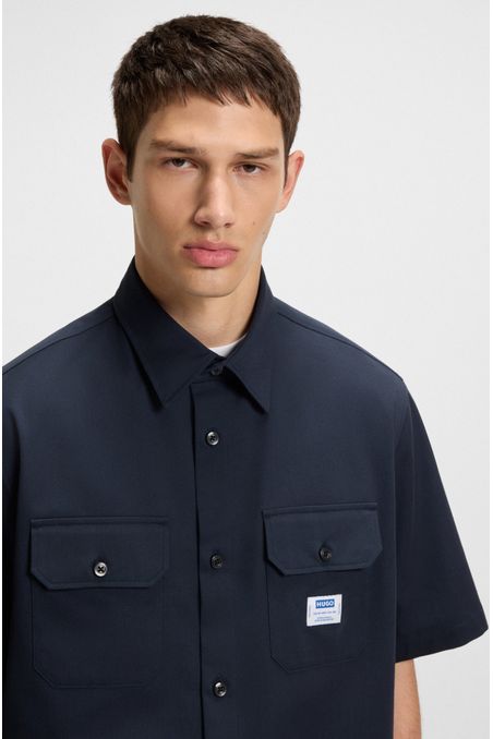 CAMISA OVERSIZE FIT EN SARGA DE ALGODÓN CON PARCHE DE LOGO CAMISA OVERSIZE FIT HOMBRE