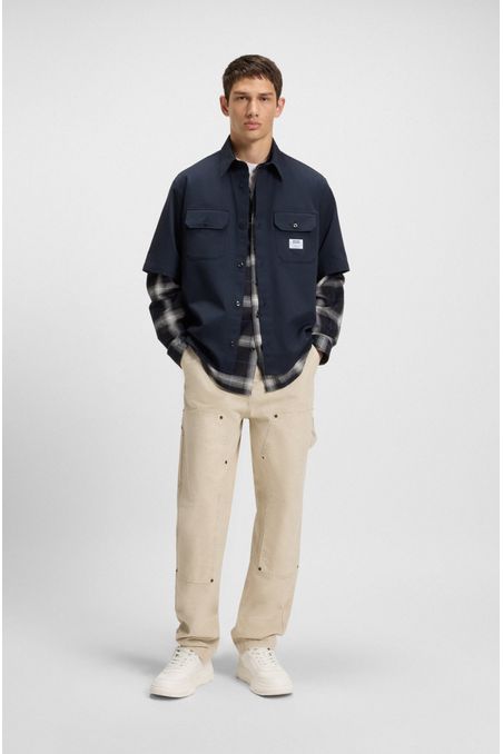 CAMISA OVERSIZE FIT EN SARGA DE ALGODÓN CON PARCHE DE LOGO CAMISA OVERSIZE FIT HOMBRE