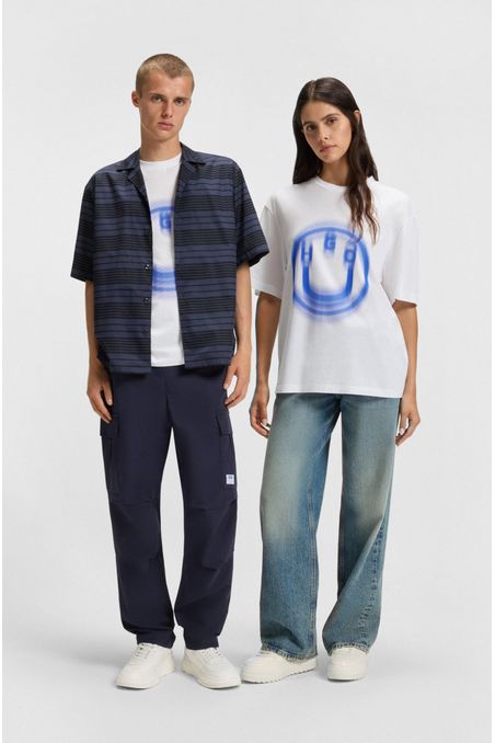 CAMISETA PARA TODOS LOS GÉNEROS CON LOGO ESTAMPADO DIFUMINADO PLAYERA REGULAR FIT HOMBRE