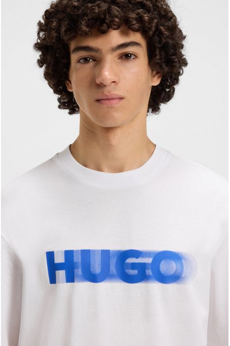 CAMISETA PARA TODOS LOS GÉNEROS CON LOGO ESTAMPADO DIFUMINADO PLAYERA REGULAR FIT HOMBRE