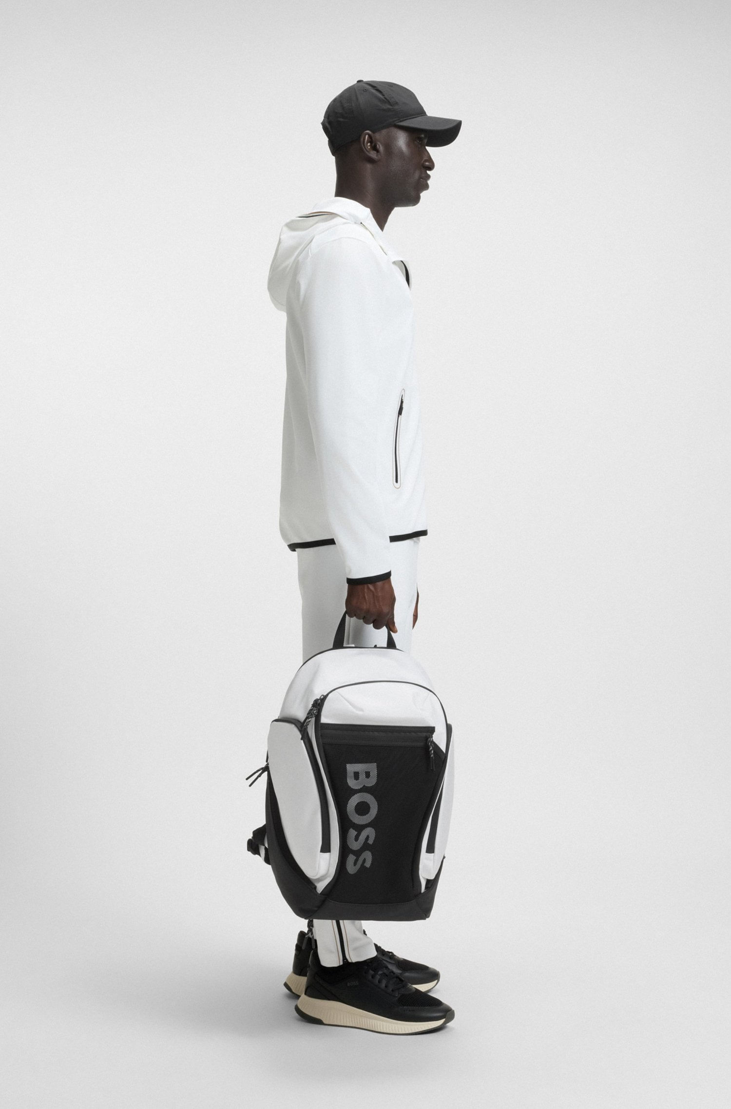 MOCHILA CON LOGO Y BOLSILLOS DE MALLA EN LA PARTE DELANTERA MOCHILA HOMBRE