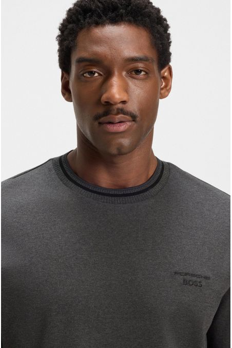 CAMISETA DE ALGODÓN PORSCHE X BOSS CON ACABADO CON CONTROL DE LA HUMEDAD PLAYERA REGULAR FIT HOMBRE