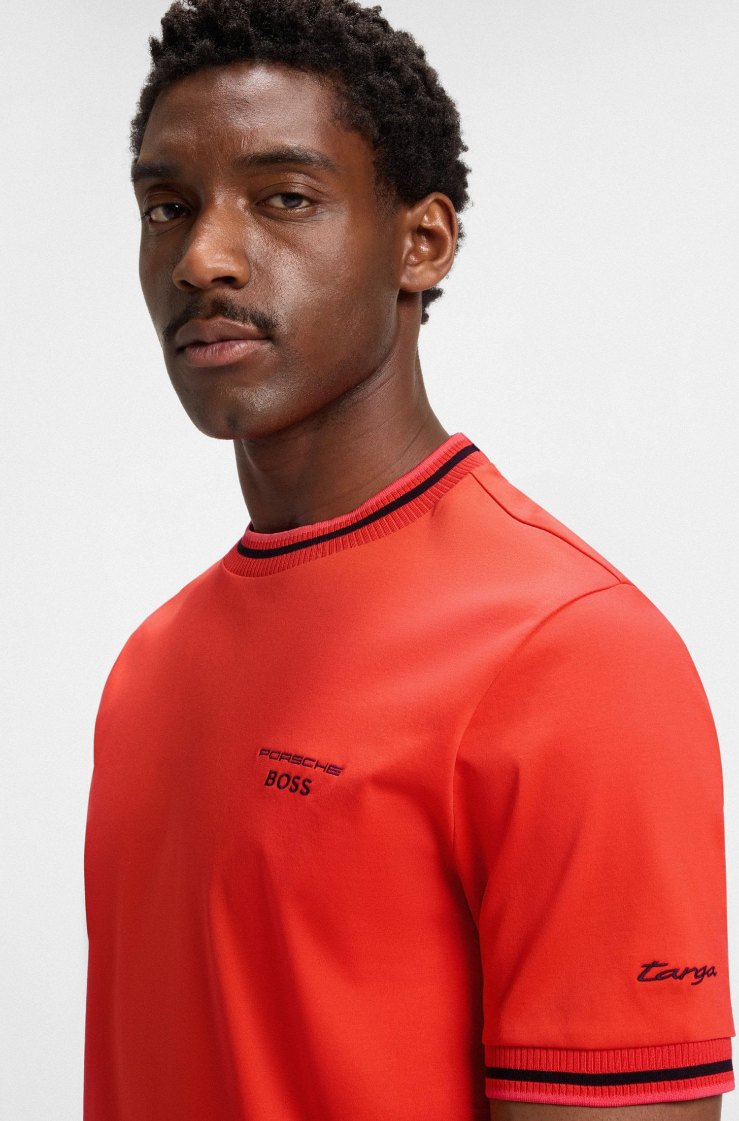 CAMISETA DE ALGODÓN PORSCHE X BOSS CON ACABADO CON CONTROL DE LA HUMEDAD PLAYERA REGULAR FIT HOMBRE