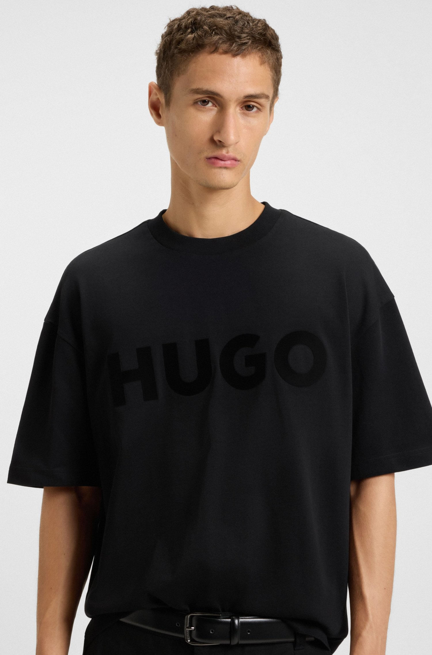 CAMISETA DE PUNTO DE ALGODÓN CON LOGO REFLECTANTE PLAYERA OVERSIZE FIT HOMBRE