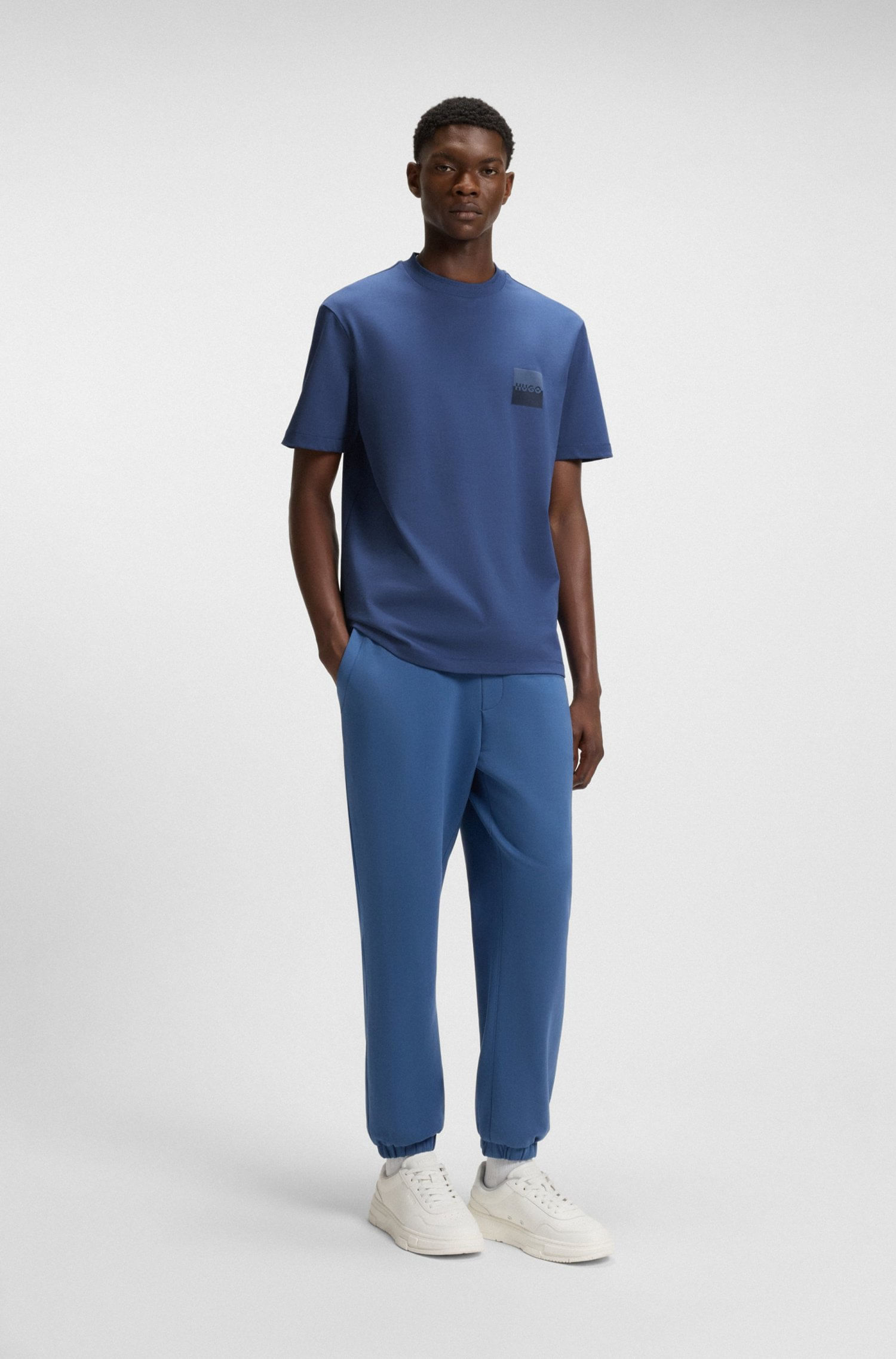 CAMISETA RELAXED FIT DE ALGODÓN CON LOGOS EN DOS PARTES PLAYERA RELAXED FIT HOMBRE